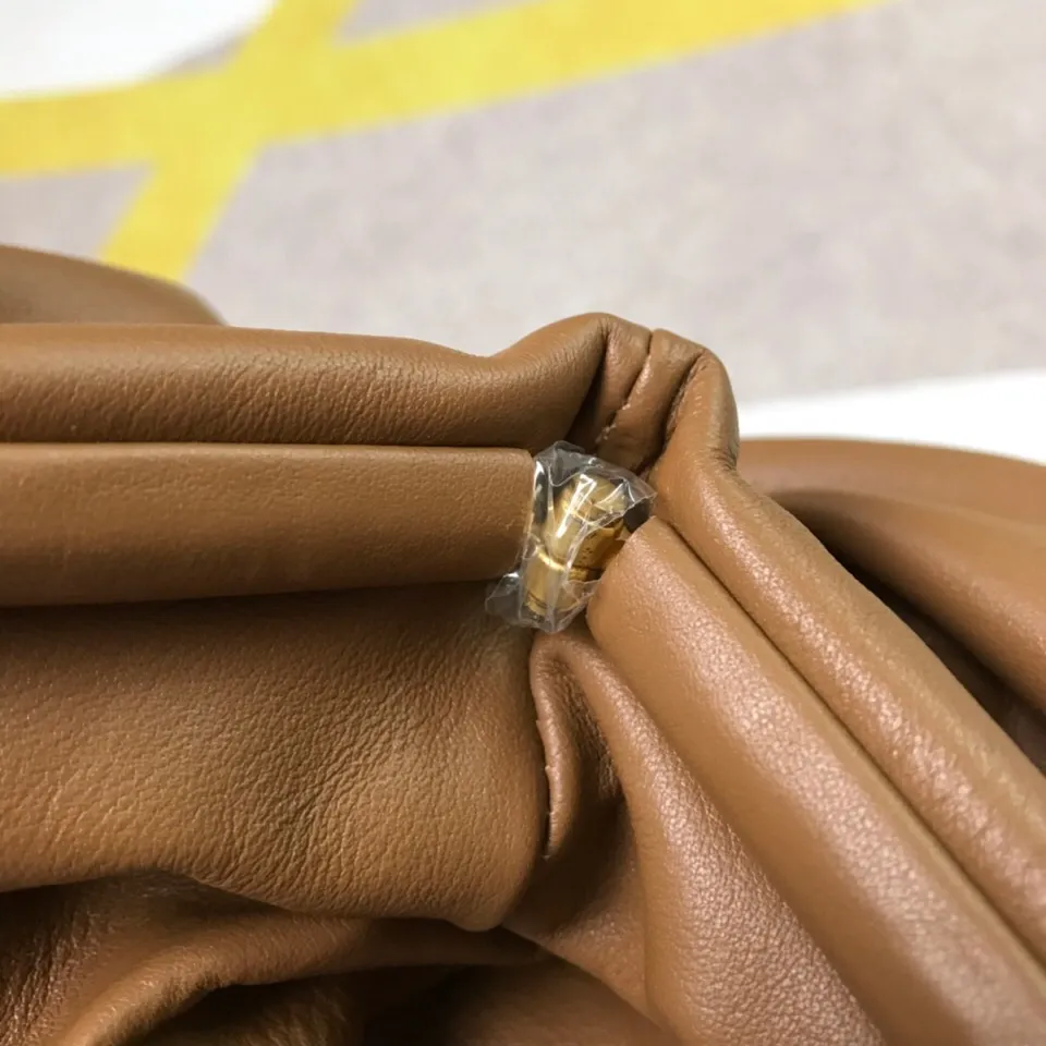 Batch 1660 Bottega Veneta cloud bag ☁️POUCH series Original plain calfskin, super low-key and attractive, soft and casual. Major internet celebrity bloggers are crazy about calling it fashionable and classy, ​​lazy and intellectual. Large size: 38x20x8.5cm (large cloud plain) caramel color